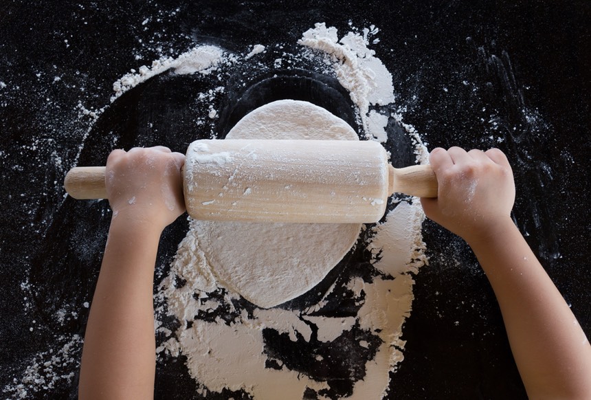 PizzaDough Hands RollingPin 2106x1429 (1)